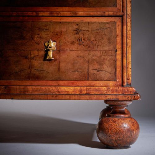 17TH CENTURY WILLIAM AND MARY BLOND OLIVE OYSTER CHEST OF DRAWERS CIRCA 1690 - ADDITIONAL PHOTO 8
