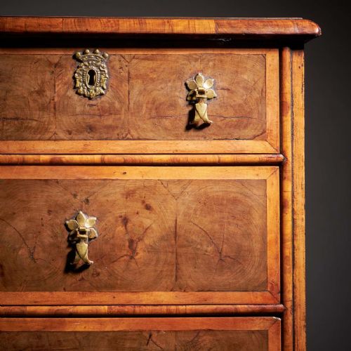 17TH CENTURY WILLIAM AND MARY BLOND OLIVE OYSTER CHEST OF DRAWERS CIRCA 1690 - ADDITIONAL PHOTO 9