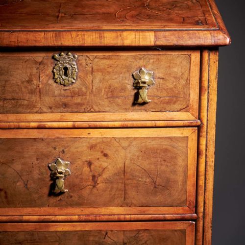 17TH CENTURY WILLIAM AND MARY BLOND OLIVE OYSTER CHEST OF DRAWERS CIRCA 1690 - ADDITIONAL PHOTO 10