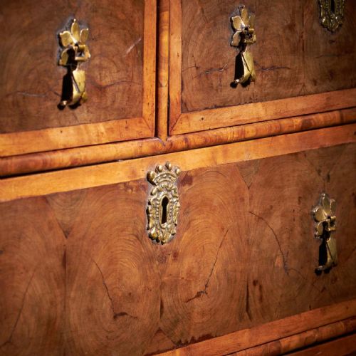 17TH CENTURY WILLIAM AND MARY BLOND OLIVE OYSTER CHEST OF DRAWERS CIRCA 1690 - ADDITIONAL PHOTO 11