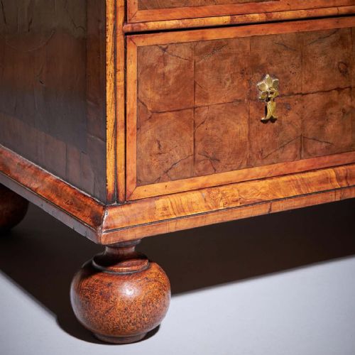17TH CENTURY WILLIAM AND MARY BLOND OLIVE OYSTER CHEST OF DRAWERS CIRCA 1690 - ADDITIONAL PHOTO 12