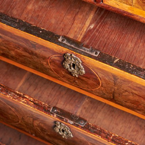 ORIGINAL 17TH CENTURY WILLIAM AND MARY OLIVE OYSTER CHEST CIRCA 1690 ENGLAND - ADDITIONAL PHOTO 3