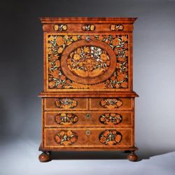 17TH CENTURY WILLIAM AND MARY OLIVE OYSTER MARQUETRY ESCRITOIRE CIRCA 1680