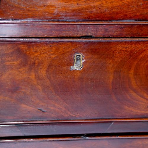 GEORGIAN MAHOGANY BACHELOR'S CHEST OF DRAWERS - ADDITIONAL PHOTO 5