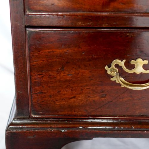GEORGIAN MAHOGANY BACHELOR'S CHEST OF DRAWERS - ADDITIONAL PHOTO 7