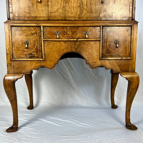 QUEEN ANNE WALNUT CROSSBANDED CHEST ON ASSOCIATED STAND C1710 - ADDITIONAL PHOTO 3