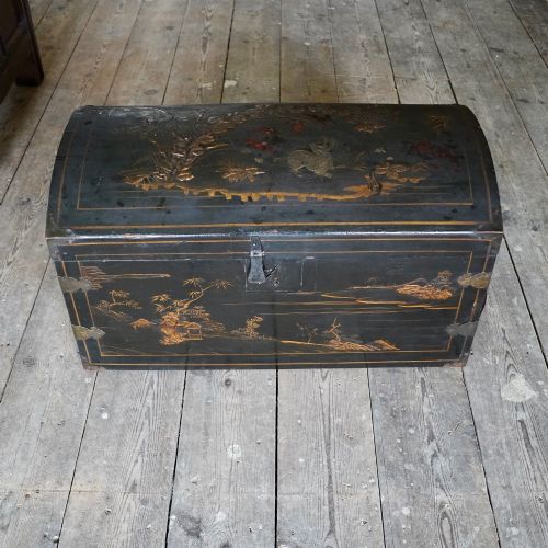 19TH CENTURY CHINESE EXPORT BLACK LACQUER DOMED CHEST TRUNK WITH GILT DECORATION - ADDITIONAL PHOTO 1