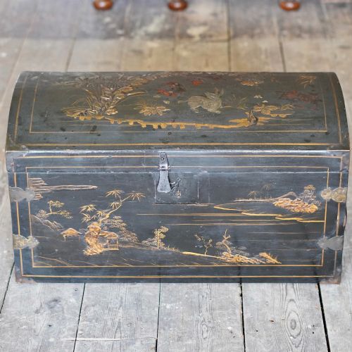 19TH CENTURY CHINESE EXPORT BLACK LACQUER DOMED CHEST TRUNK WITH GILT DECORATION - ADDITIONAL PHOTO 2