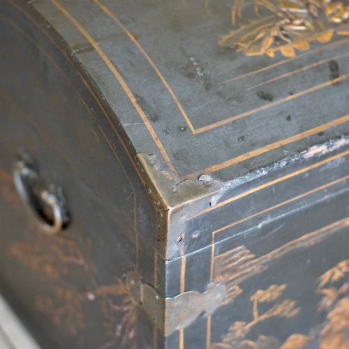 19TH CENTURY CHINESE EXPORT BLACK LACQUER DOMED CHEST TRUNK WITH GILT DECORATION - ADDITIONAL PHOTO 5