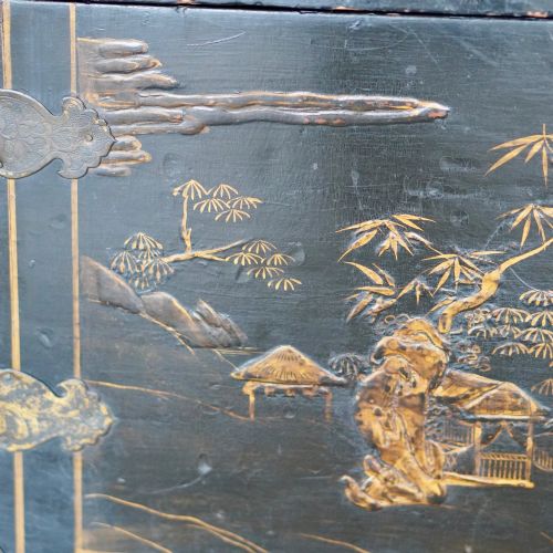19TH CENTURY CHINESE EXPORT BLACK LACQUER DOMED CHEST TRUNK WITH GILT DECORATION - ADDITIONAL PHOTO 6