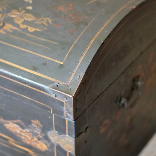 19TH CENTURY CHINESE EXPORT BLACK LACQUER DOMED CHEST TRUNK WITH GILT DECORATION - ADDITIONAL PHOTO 8