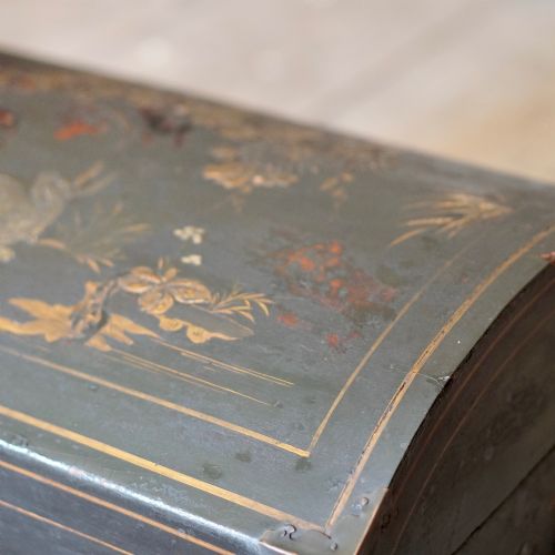19TH CENTURY CHINESE EXPORT BLACK LACQUER DOMED CHEST TRUNK WITH GILT DECORATION - ADDITIONAL PHOTO 9