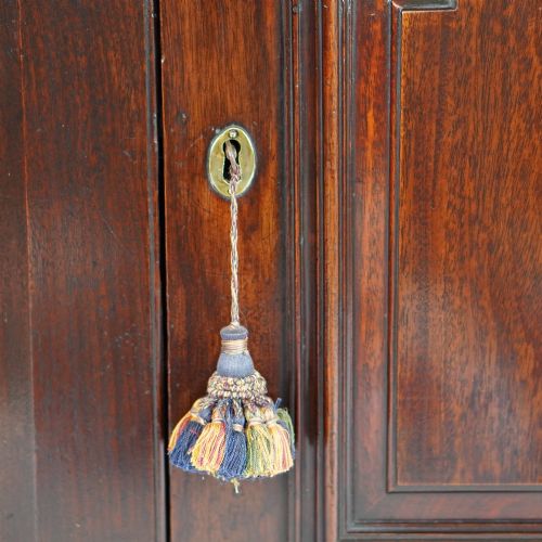 GEORGIAN MAHOGANY HANGING CORNER CUPBOARD WITH DRAWER KEYS C1800 - ADDITIONAL PHOTO 1