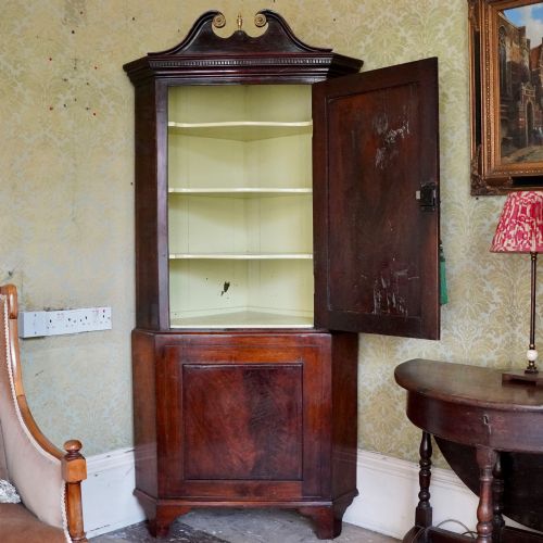 GEORGE III MAHOGANY STANDING CORNER CUPBOARD - ADDITIONAL PHOTO 1
