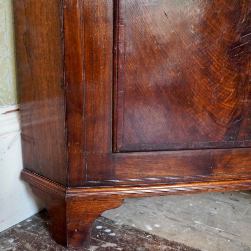 GEORGE III MAHOGANY STANDING CORNER CUPBOARD - ADDITIONAL PHOTO 8