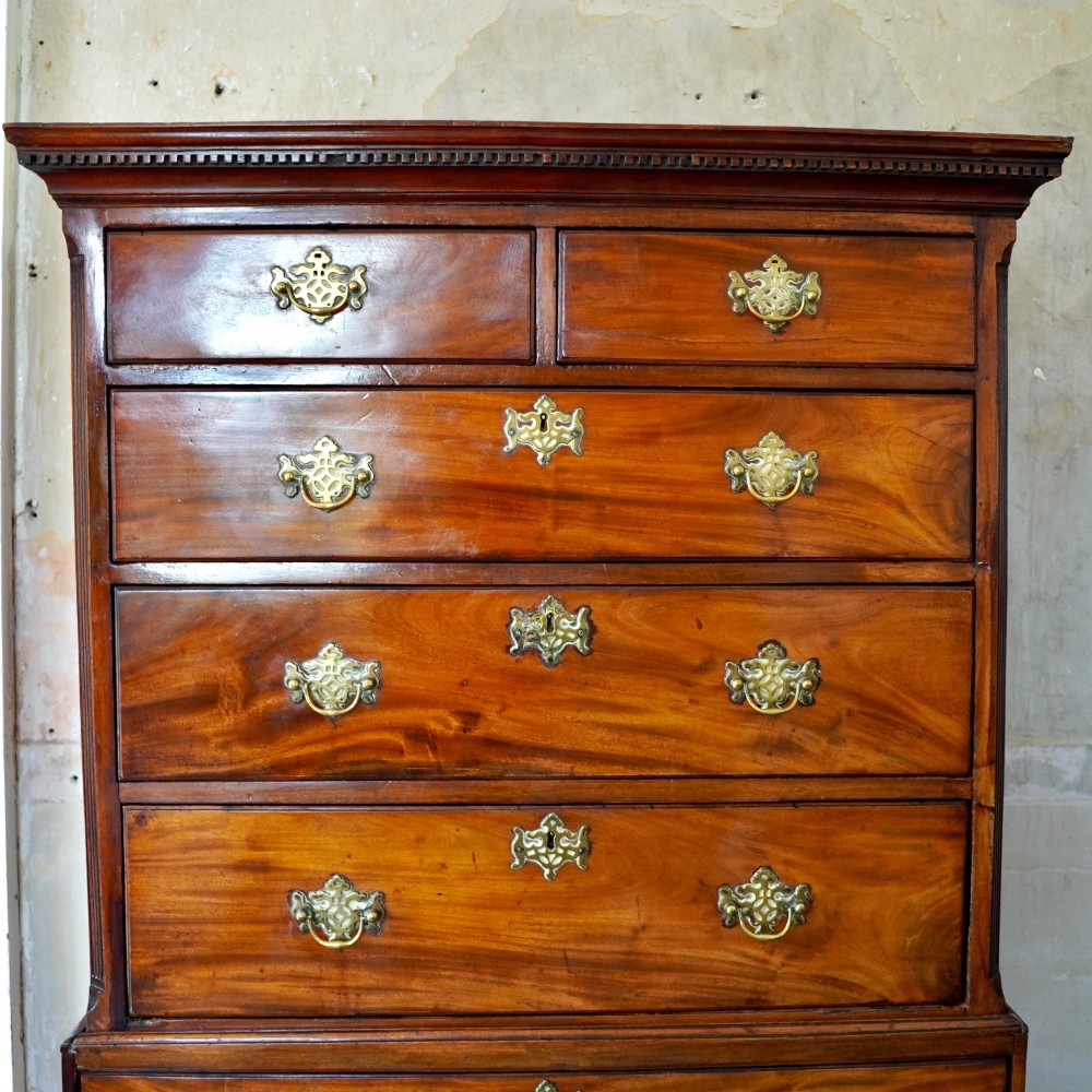A late 18th-century George III mahogany chest on chest featuring brass swan-neck handles, keyhole escutcheons, dentil moulding, and bracket feet. View IX
