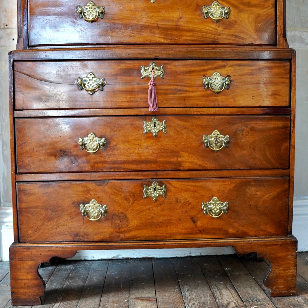 A late 18th-century George III mahogany chest on chest featuring brass swan-neck handles, keyhole escutcheons, dentil moulding, and bracket feet. View X