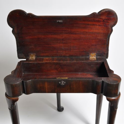 A SMALL PROPORTIONED GEORGE II PERIOD MAHOGANY TEA TABLE - ADDITIONAL PHOTO 4