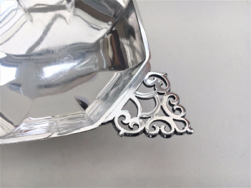 fig 1. A superior quality silver quaich or wine taster