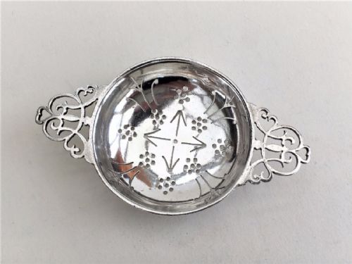 fig 1. A gorgeous Art Deco period silver tea strainer.
