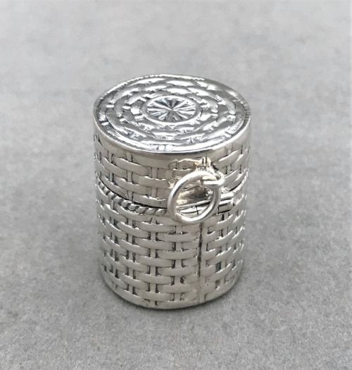fig 1. A Victorian silver thimble case & thimble