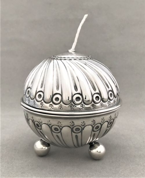 fig 1. A rare William Comyns silver string box