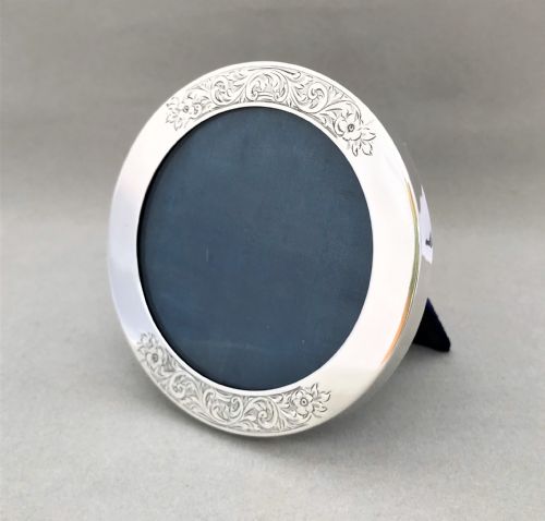 A Stylish Circular Silver Photo Frame