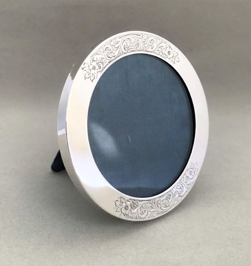 fig 1. A stylish circular silver photo frame