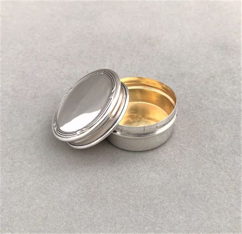 fig 1. A lovely silver gilt George V pill box