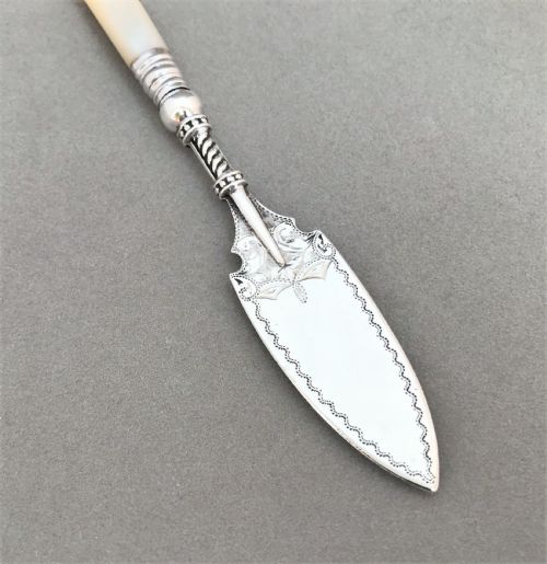 fig 1. A superb Victorian silver bladed pate spade