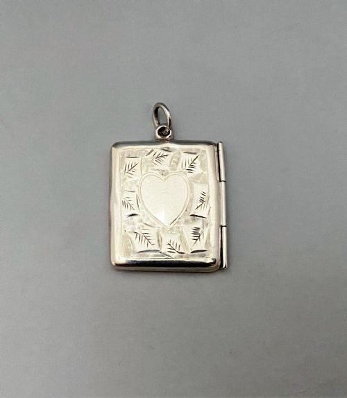 fig 1. A Chester silver stamp envelope with heart cartouche