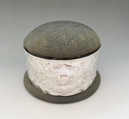 fig 1. A superb William Comyns silver trinket box
