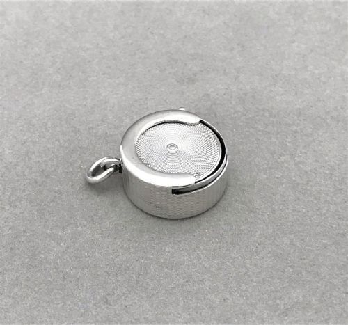 An Edwardian Silver Fob Chain Sovereign Case