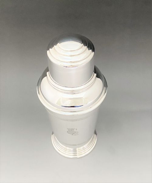 fig 1. A superior Goldsmiths & Silversmiths silver plated cocktail shaker