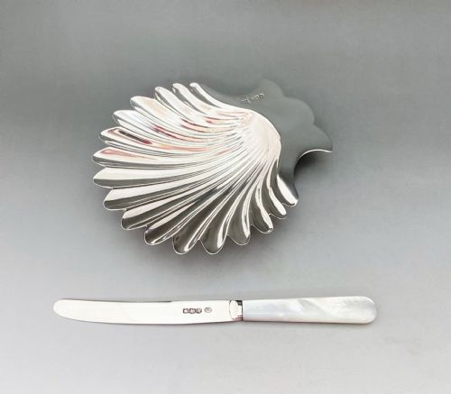 A Charming Edwardian Silver Butter Shell & Mother of Pearl Knife