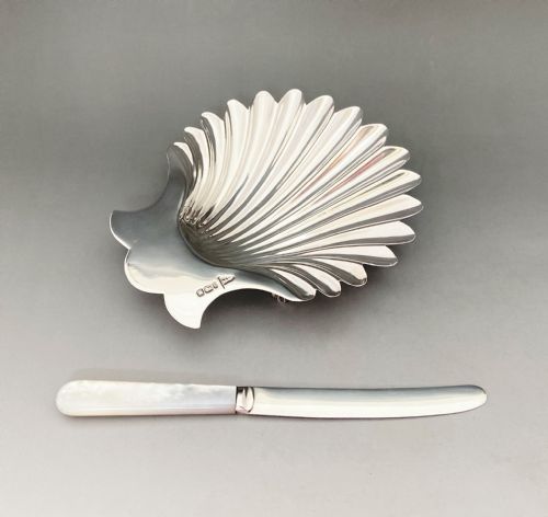 fig 1. A charming Edwardian silver butter shell & Mother of Pearl knife