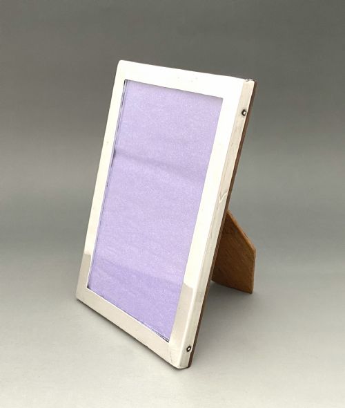 fig 1. A useful silver landscape/portrait silver photo frame