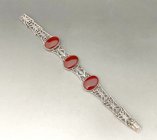 A Charming Art Deco Silver and Agate Bracelet