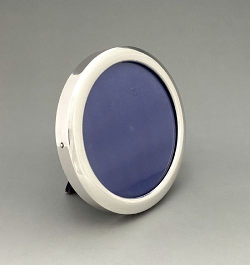 An Edwardian Circular Silver Photo Frame by William Comyns