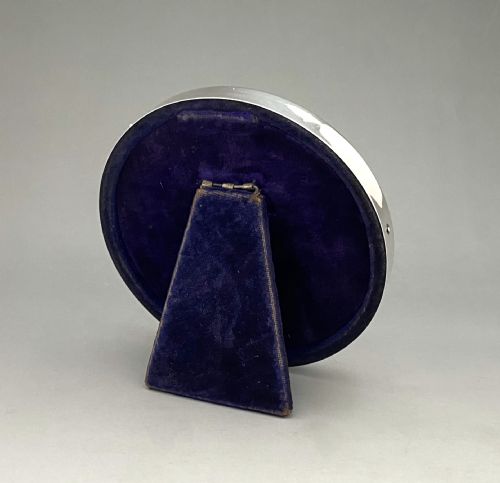 fig 1. An Edwardian circular silver photo frame by William Comyns