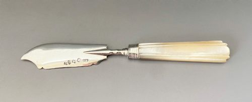 fig 1. A fine Georgian silver & mother-of-pearl butter knife