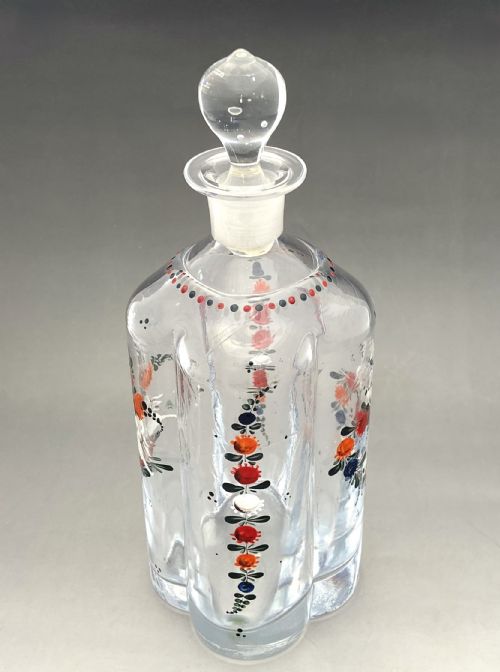 A CHARMING LATE 19TH CENTURY ENAMEL PAINTED DECANTER - ADDITIONAL PHOTO 4