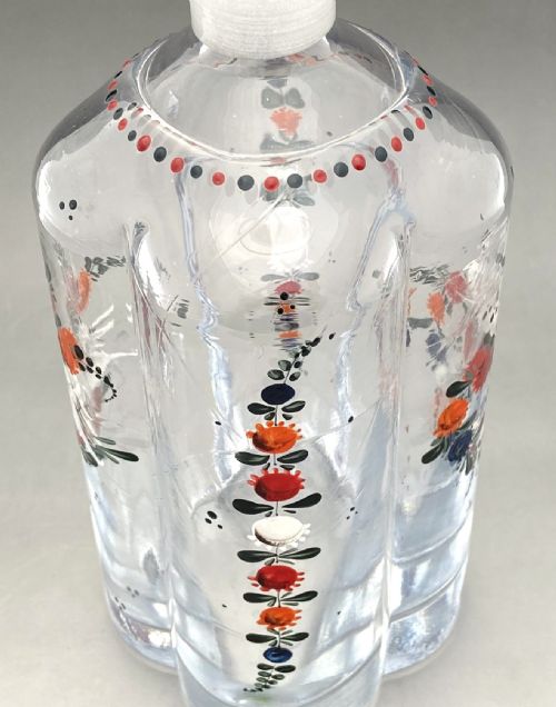 A CHARMING LATE 19TH CENTURY ENAMEL PAINTED DECANTER - ADDITIONAL PHOTO 6