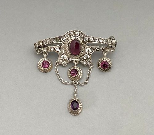 An Attractive Silver & Garnet Drop Brooch