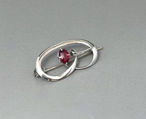 A Stylish Edwardian Silver & Garnet Brooch