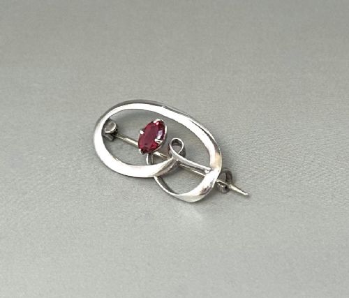 fig 1. A Stylish Edwardian silver & Garnet brooch