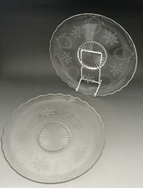 A CHARMING PAIR OF EDWARDIAN GLASS PLATES - ADDITIONAL PHOTO 1