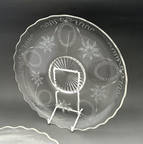 A CHARMING PAIR OF EDWARDIAN GLASS PLATES - ADDITIONAL PHOTO 2