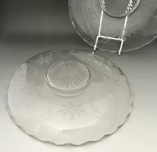 A CHARMING PAIR OF EDWARDIAN GLASS PLATES - ADDITIONAL PHOTO 3