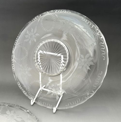 A CHARMING PAIR OF EDWARDIAN GLASS PLATES - ADDITIONAL PHOTO 4